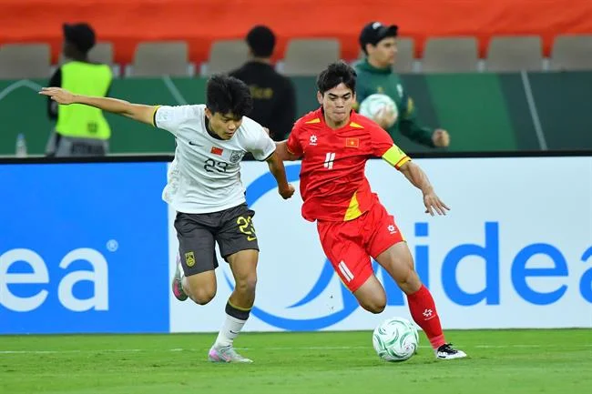 Hình ảnh minh họa phụ huynh đang giám sát con cái sử dụng máy tính, với các công cụ bảo vệ trẻ em